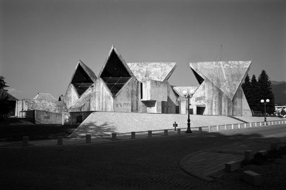 Kulturzentrum, Kolašin, Montenegro, 1976. Architekt: Marko Mušič.